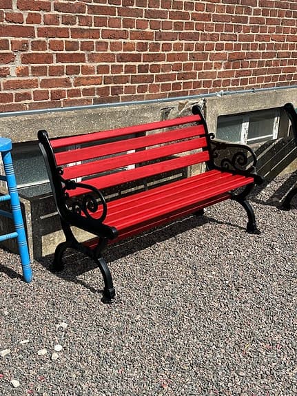 Röd parkbänk / trädgårdsbänk, NY!