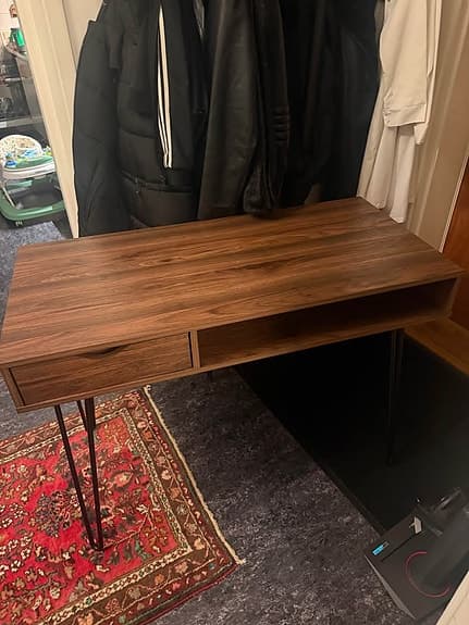 Skrivbord i valnöt med låda