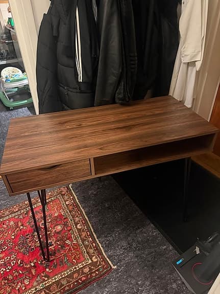 Skrivbord i valnöt med låda