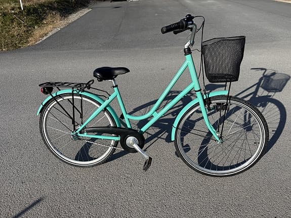 Damcykel - Tjejcykel med korg fram
