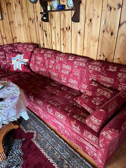 Röd bäddsoffa med mönster från Mio