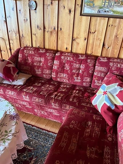 Röd bäddsoffa med mönster från Mio