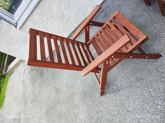 Trädgårdsbord och stolar i trä brun