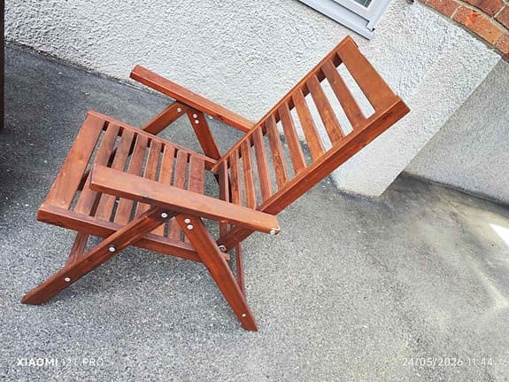 Trädgårdsbord och stolar i trä brun