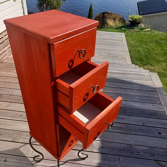 Hög smal byrå