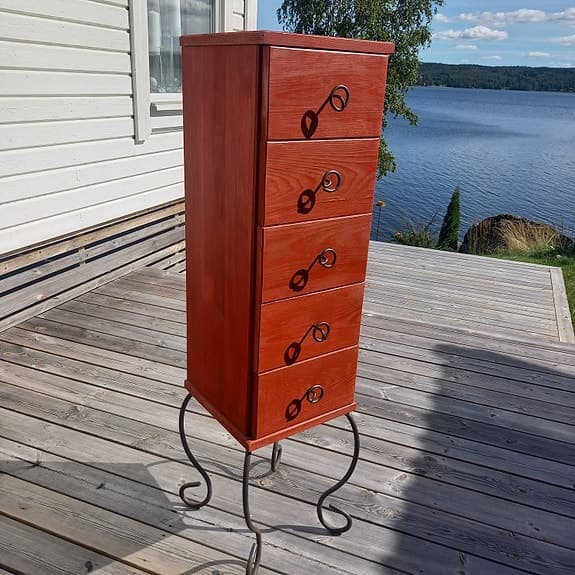 Hög smal byrå