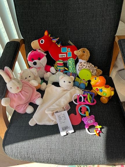 Olika mjukisdjur och babyleksaker blandat paket