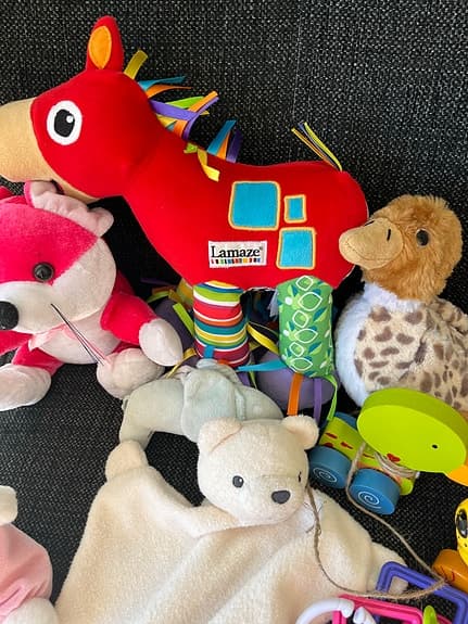 Olika mjukisdjur och babyleksaker blandat paket