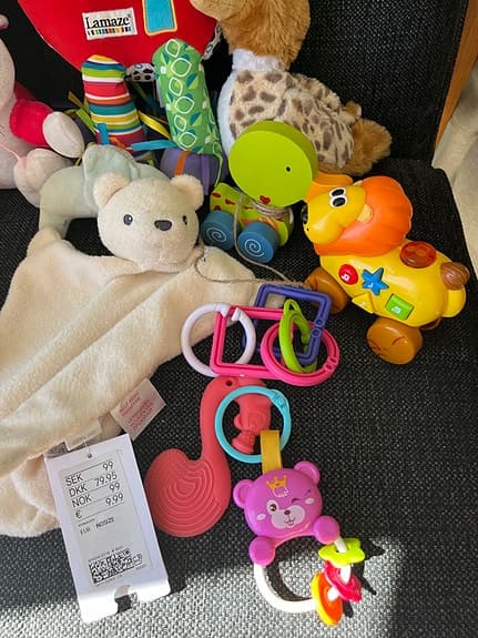 Olika mjukisdjur och babyleksaker blandat paket