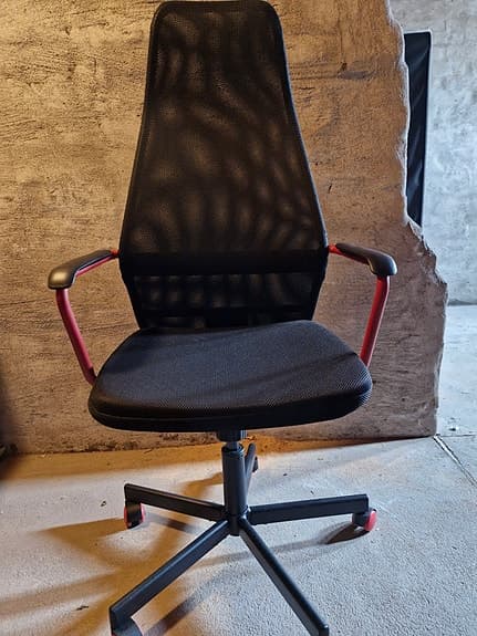 Kontorsstol svart med röda detaljer