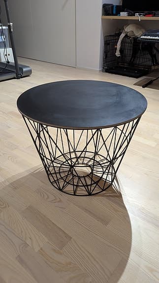 Ferm Living soffbord/sidebord svart metallkorg