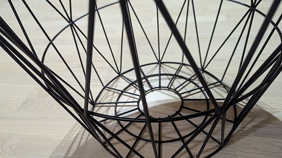 Ferm Living soffbord/sidebord svart metallkorg