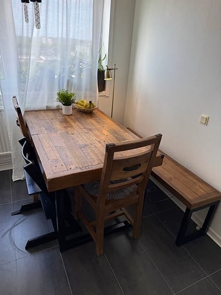 Matgrupp/matbord 3 stolar+bänk