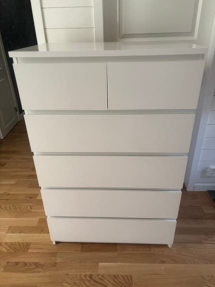Malm byrå med 6 lådor
