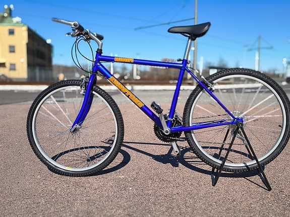 Snygg mountainbike från nittiotalet fabriksny