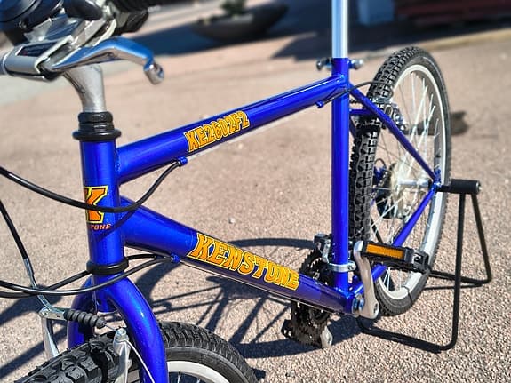 Snygg mountainbike från nittiotalet fabriksny