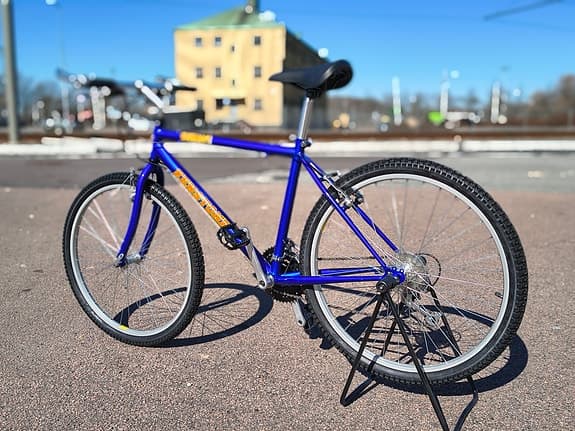 Snygg mountainbike från nittiotalet fabriksny