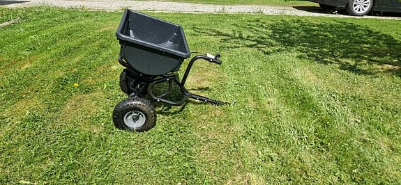 Husqvarna spridare, samt redskapsvagn med mossrivare och vertikalskärare