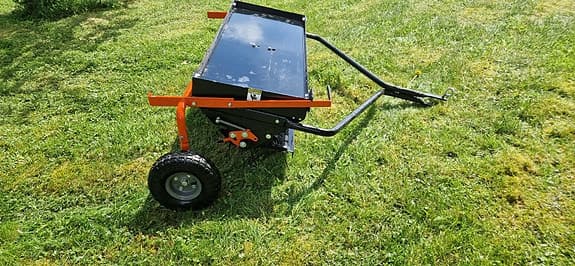 Husqvarna spridare, samt redskapsvagn med mossrivare och vertikalskärare