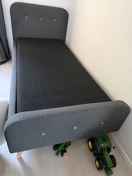 Jysk säng med resårbotten 90x200 grå