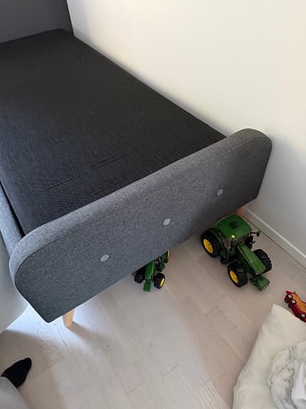 Jysk säng med resårbotten 90x200 grå