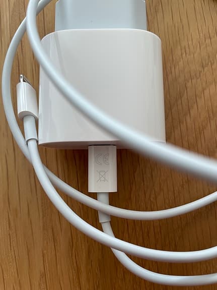 Apple USB‑C 20W laddare med USB‑C till Lightning‑kabel