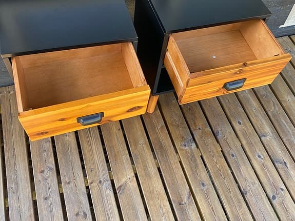 sängbord med låda och hylla i svart och massiv acacia trä