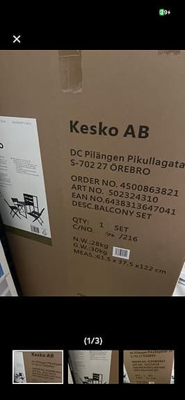 Balkongset med tre stolar o öppnad