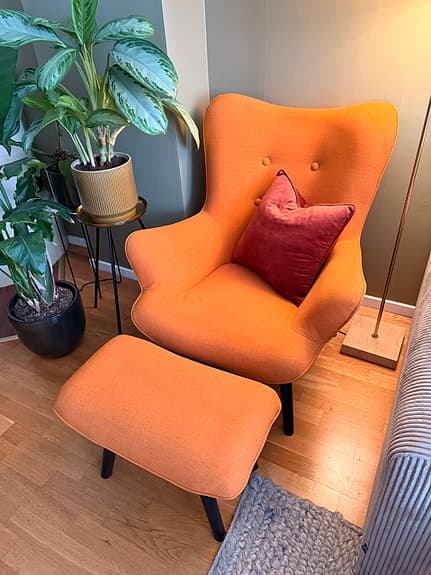 Modern orange tuftad accentfåtölj med pall – sparsamt använd
