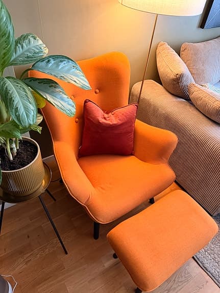 Modern orange tuftad accentfåtölj med pall – sparsamt använd