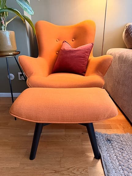 Modern orange tuftad accentfåtölj med pall – sparsamt använd