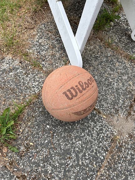 Basketkorg med basketboll