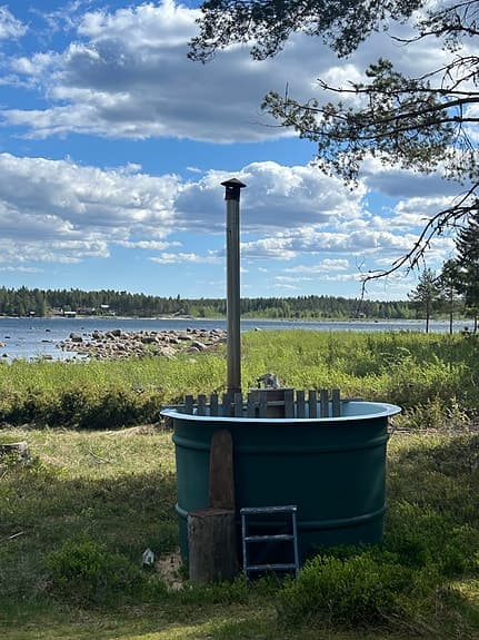 Vedeldad badtunna med kamin