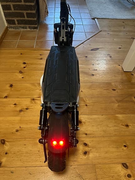 Svart elsparkcykel med fram- och bakljus