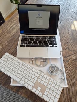 MacBook Air M2 (13,6") | Apple Magic Keyboard