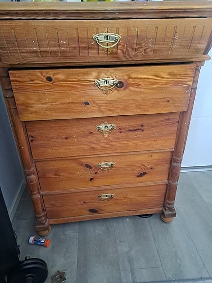 Äldre furubyrå/ byrå massiv furu