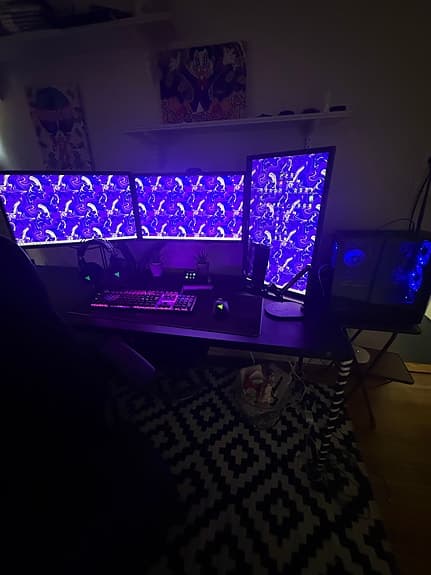 Komplett Gaming & Streaming-Setup – Triple Screens, RGB & Shark Gaming-PC