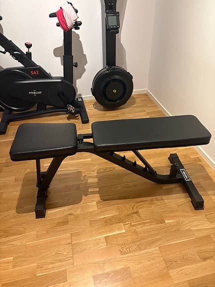 Träningspaket med hantlar,och justerbar bänk