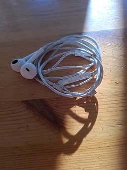 Säljer ett par iPhone hörlurar fungerar även som headset