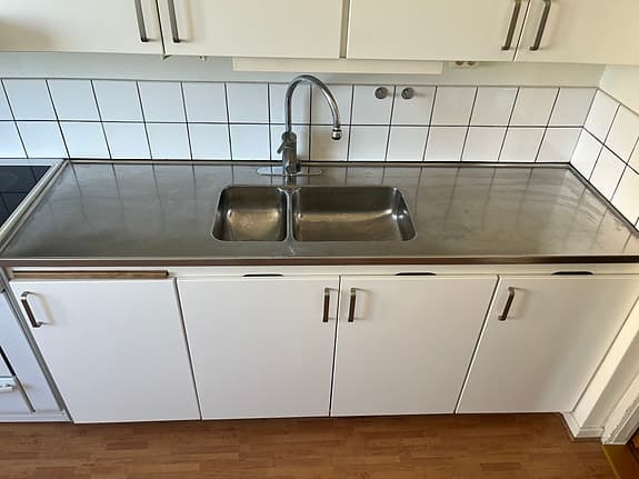 Rostfri diskbänk (dubbelho) med Mora blandare – gott skick