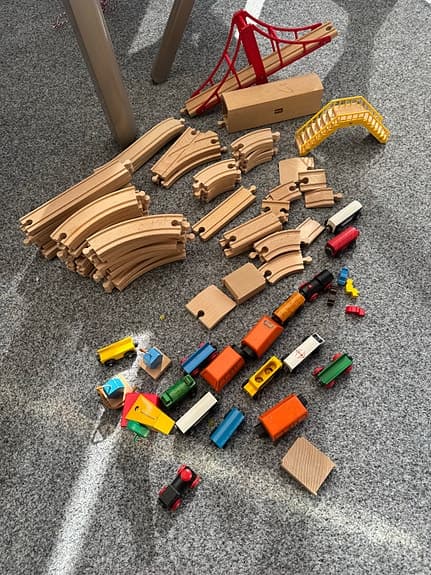 BRIO + Micki trätåg med räls och vagnar