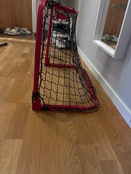 Innebandymål rött med svart nät
