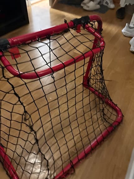 Innebandymål rött med svart nät