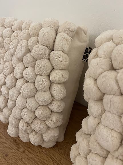Byon Pom Pom Kuddar 2 st Vita – Nypris ca 600-1000 kr/st, Premium Design