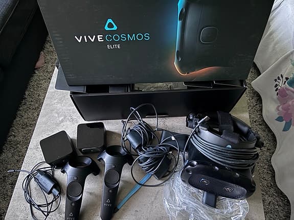 HTC Vive Cosmos Elite VR-headset med kontroller och basstationer