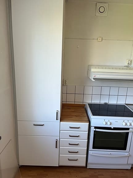 Vita köksluckor och lådfronter i olika storlekar med handtag och gångjärn