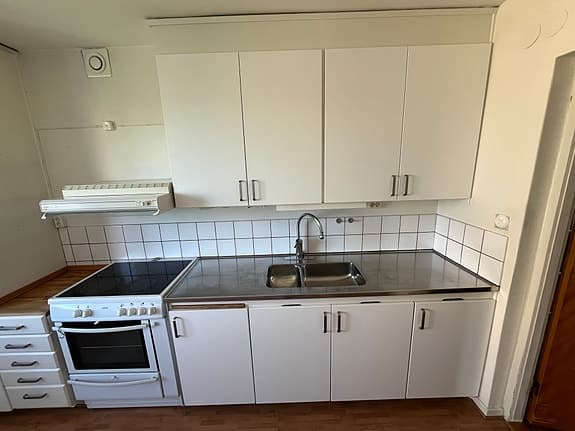Vita köksluckor och lådfronter i olika storlekar med handtag och gångjärn