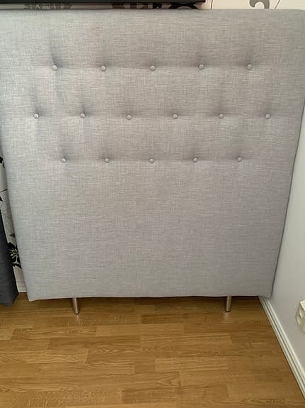 Mio sänggavlar400:- och hög byrå i vitt IKEA 990:-