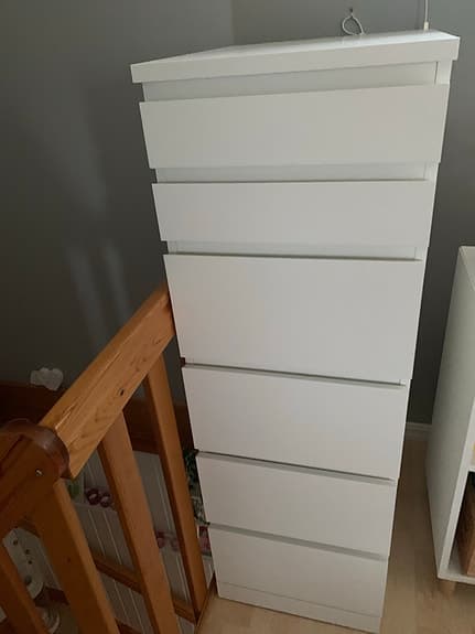 Mio sänggavlar400:- och hög byrå i vitt IKEA 990:-