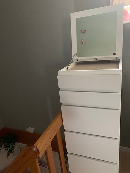 Mio sänggavlar400:- och hög byrå i vitt IKEA 990:-